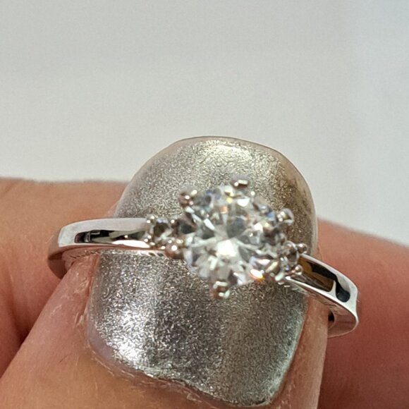 Stunning Ring with Solitaire Zirconia in Diamond Look - Picture 2 of 7
